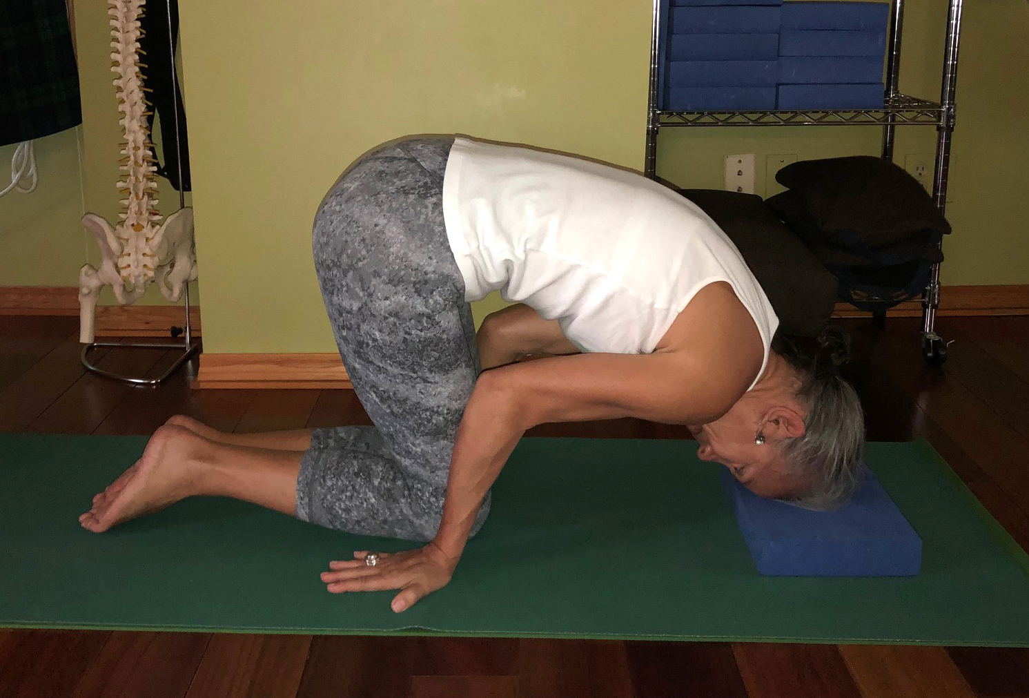 This gas-relieving yoga pose has saved me so many times : r/ibs